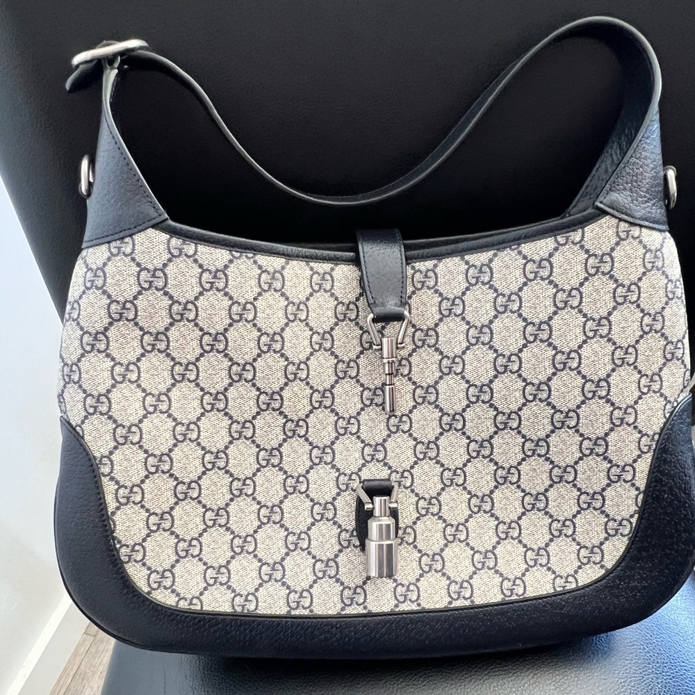 Gucci Jackie 1961 Piston Lock-Navy and Cream-Discontinued Style